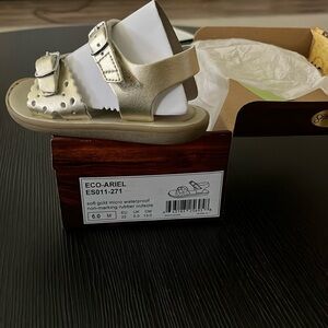 Selling toddler shoes brand new never worn